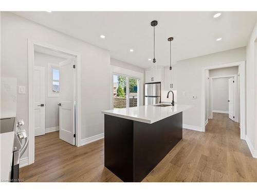 7310 Fern Avenue, Niagara Falls, ON - Indoor Photo Showing Kitchen