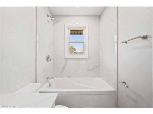 7310 Fern Avenue, Niagara Falls, ON - Indoor Photo Showing Bathroom