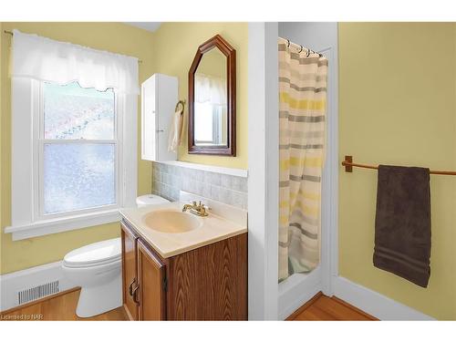 11611 Beach Road W, Wainfleet, ON - Indoor Photo Showing Bathroom