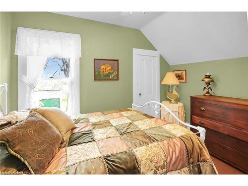 11611 Beach Road W, Wainfleet, ON - Indoor Photo Showing Bedroom