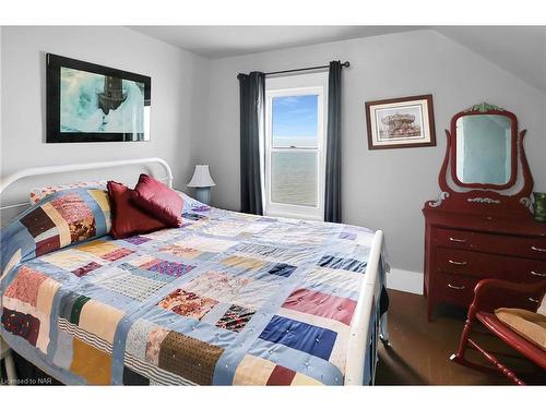 11611 Beach Road W, Wainfleet, ON - Indoor Photo Showing Bedroom