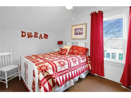 11611 Beach Road W, Wainfleet, ON - Indoor Photo Showing Bedroom