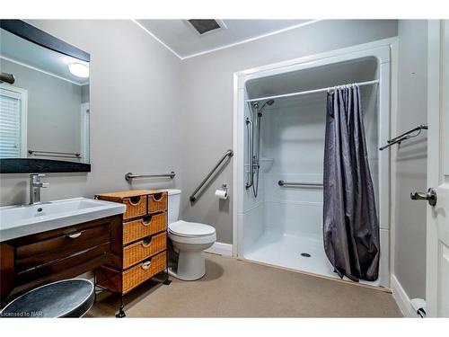 24 Munro Street, Thorold, ON - Indoor Photo Showing Bathroom