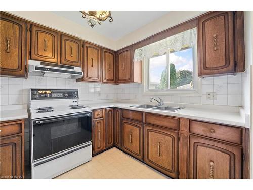 4 Prince Robert Court, St. Catharines, ON - Indoor Photo Showing Kitchen With Double Sink