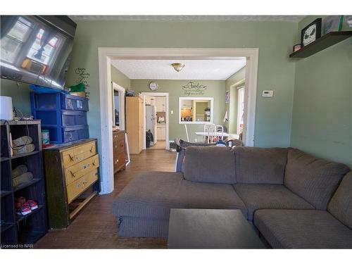 70 Sherwood Avenue, St. Catharines, ON - Indoor Photo Showing Living Room