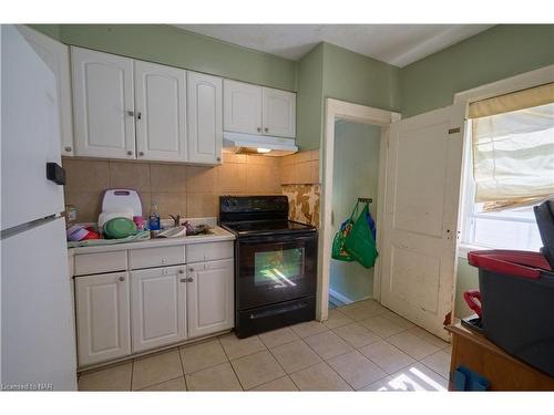 70 Sherwood Avenue, St. Catharines, ON - Indoor Photo Showing Kitchen