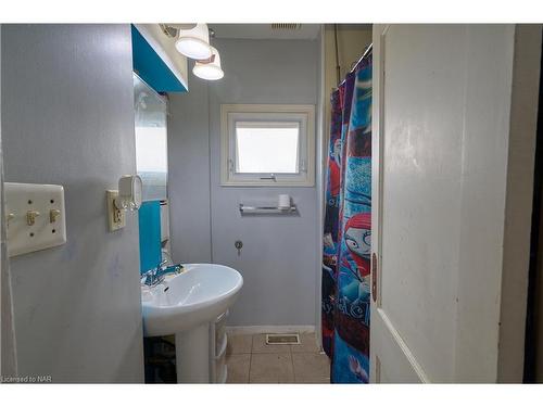 70 Sherwood Avenue, St. Catharines, ON - Indoor Photo Showing Bathroom