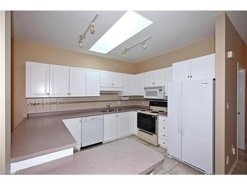 18-5070 Drummond Road, Niagara Falls, ON - Indoor Photo Showing Kitchen With Double Sink