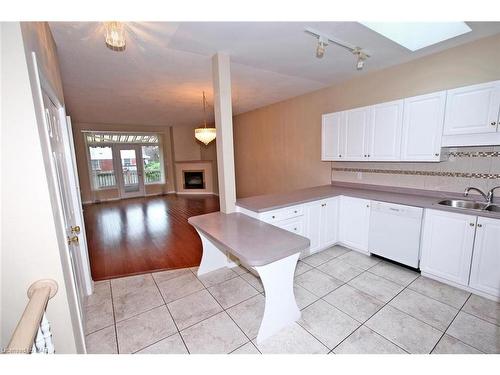 18-5070 Drummond Road, Niagara Falls, ON - Indoor Photo Showing Kitchen With Double Sink