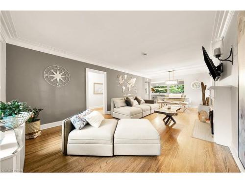 63 Yates Street, St. Catharines, ON - Indoor Photo Showing Living Room