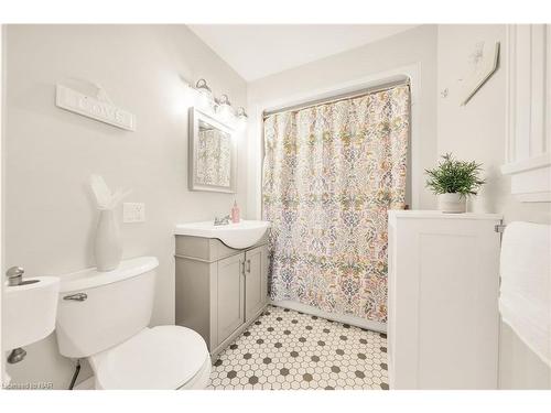 63 Yates Street, St. Catharines, ON - Indoor Photo Showing Bathroom