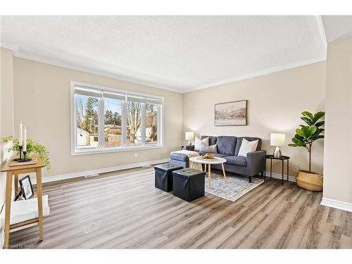 437 Sugarloaf Street, Port Colborne, ON - Indoor Photo Showing Living Room