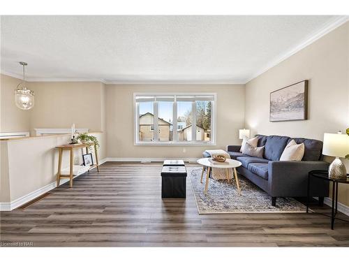 437 Sugarloaf Street, Port Colborne, ON - Indoor Photo Showing Living Room