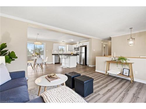 437 Sugarloaf Street, Port Colborne, ON - Indoor Photo Showing Living Room