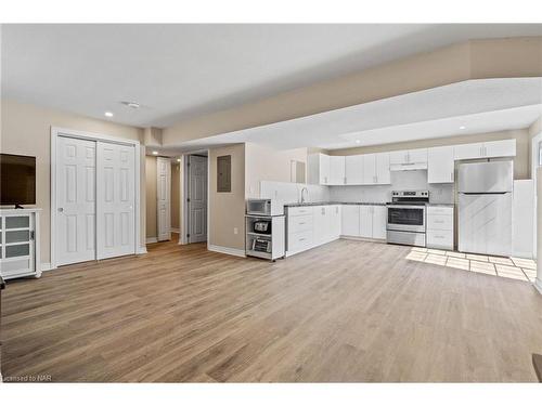 437 Sugarloaf Street, Port Colborne, ON - Indoor Photo Showing Kitchen