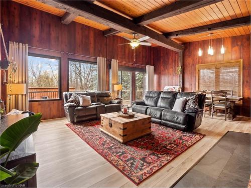 320 Albany Street, Fort Erie, ON - Indoor Photo Showing Living Room