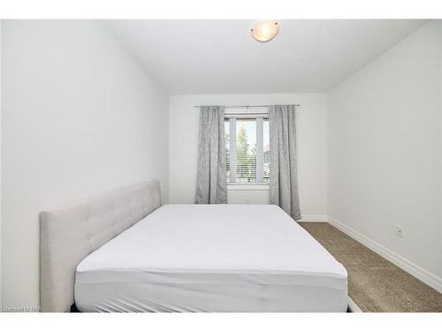 85 Borden Trail, Welland, ON - Indoor Photo Showing Bedroom