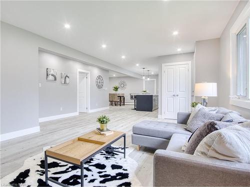 109 Queenston Boulevard, Fort Erie, ON - Indoor Photo Showing Living Room