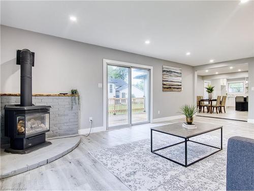 109 Queenston Boulevard, Fort Erie, ON - Indoor Photo Showing Living Room With Fireplace