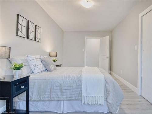 109 Queenston Boulevard, Fort Erie, ON - Indoor Photo Showing Bedroom