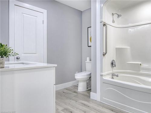 109 Queenston Boulevard, Fort Erie, ON - Indoor Photo Showing Bathroom