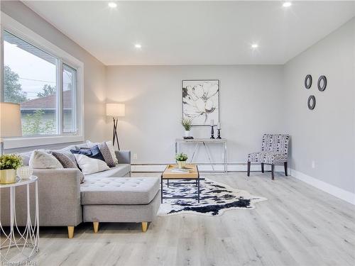 109 Queenston Boulevard, Fort Erie, ON - Indoor Photo Showing Living Room