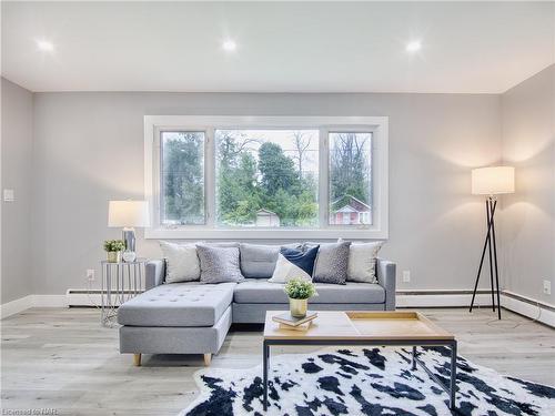 109 Queenston Boulevard, Fort Erie, ON - Indoor Photo Showing Living Room