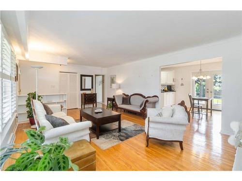 6966 Waterloo Drive, Niagara Falls, ON - Indoor Photo Showing Living Room