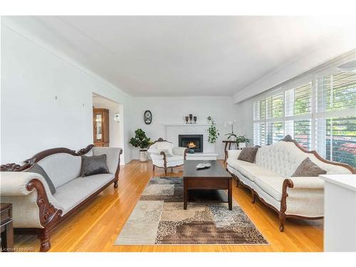 6966 Waterloo Drive, Niagara Falls, ON - Indoor Photo Showing Living Room With Fireplace