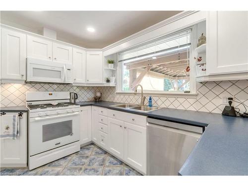 6966 Waterloo Drive, Niagara Falls, ON - Indoor Photo Showing Kitchen With Double Sink