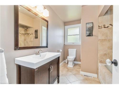 6966 Waterloo Drive, Niagara Falls, ON - Indoor Photo Showing Bathroom