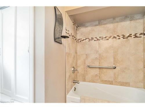 6966 Waterloo Drive, Niagara Falls, ON - Indoor Photo Showing Bathroom