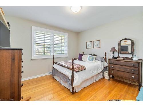 6966 Waterloo Drive, Niagara Falls, ON - Indoor Photo Showing Bedroom