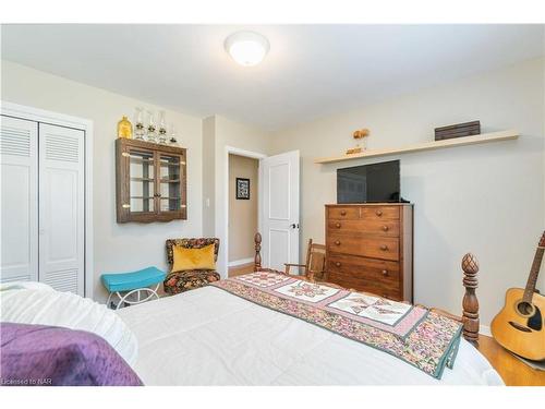 6966 Waterloo Drive, Niagara Falls, ON - Indoor Photo Showing Bedroom