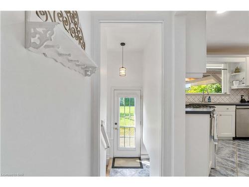 6966 Waterloo Drive, Niagara Falls, ON - Indoor Photo Showing Kitchen