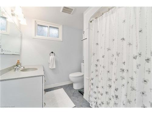 6966 Waterloo Drive, Niagara Falls, ON - Indoor Photo Showing Bathroom