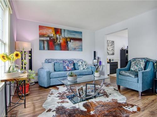 8 Bolger Drive, St. Catharines, ON - Indoor Photo Showing Living Room