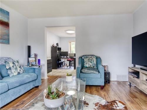 8 Bolger Drive, St. Catharines, ON - Indoor Photo Showing Living Room