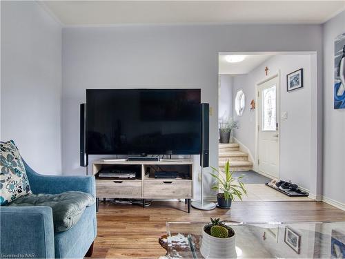 8 Bolger Drive, St. Catharines, ON - Indoor Photo Showing Living Room