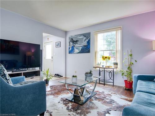 8 Bolger Drive, St. Catharines, ON - Indoor Photo Showing Living Room