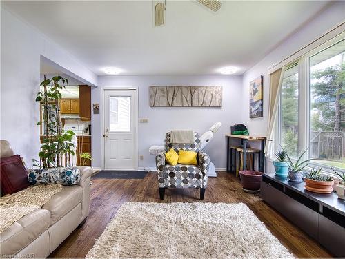 8 Bolger Drive, St. Catharines, ON - Indoor Photo Showing Living Room