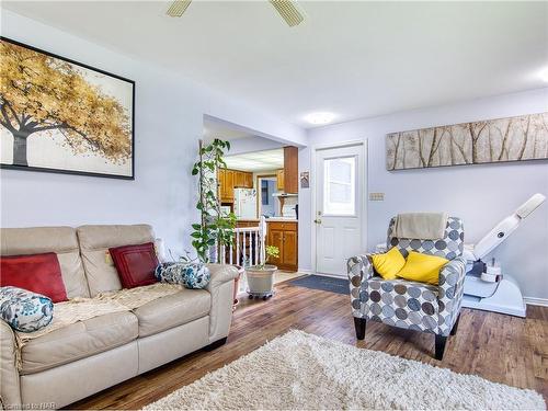 8 Bolger Drive, St. Catharines, ON - Indoor Photo Showing Living Room