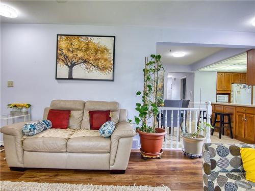 8 Bolger Drive, St. Catharines, ON - Indoor Photo Showing Living Room