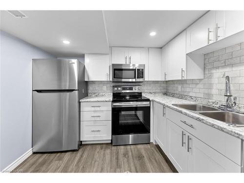 7229 Harriman Street, Niagara Falls, ON - Indoor Photo Showing Kitchen With Double Sink With Upgraded Kitchen