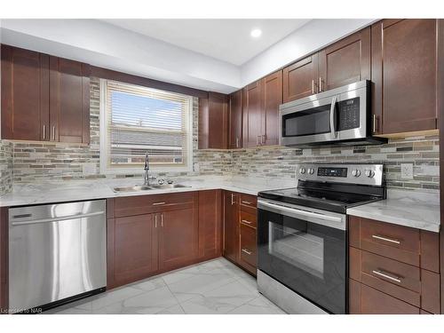 7229 Harriman Street, Niagara Falls, ON - Indoor Photo Showing Kitchen With Double Sink With Upgraded Kitchen