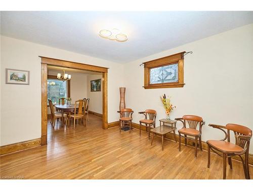 4631 Fifth Avenue, Niagara Falls, ON - Indoor Photo Showing Dining Room