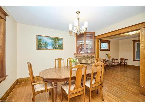 4631 Fifth Avenue, Niagara Falls, ON - Indoor Photo Showing Dining Room