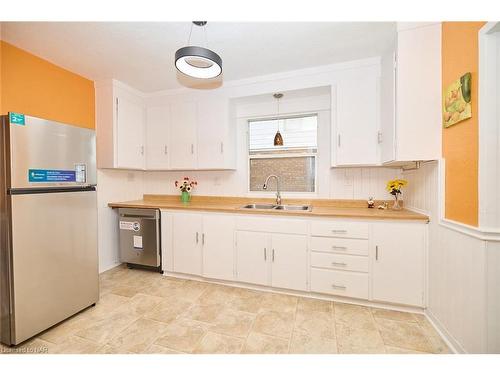 4631 Fifth Avenue, Niagara Falls, ON - Indoor Photo Showing Kitchen With Double Sink