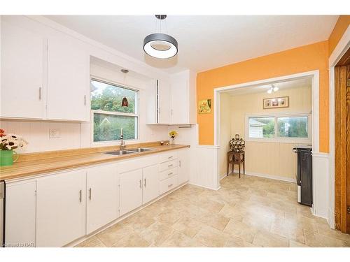 4631 Fifth Avenue, Niagara Falls, ON - Indoor Photo Showing Kitchen With Double Sink