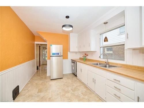 4631 Fifth Avenue, Niagara Falls, ON - Indoor Photo Showing Kitchen With Double Sink